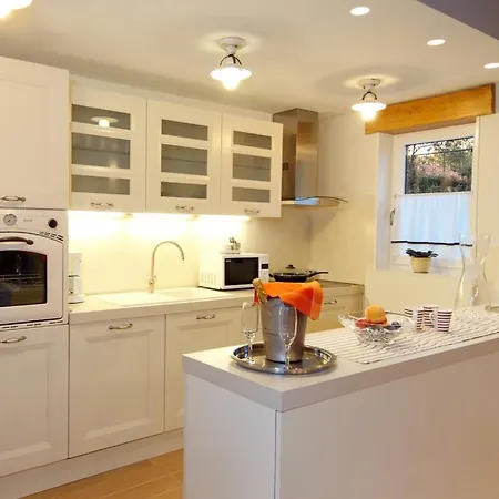 House 688 * لابين